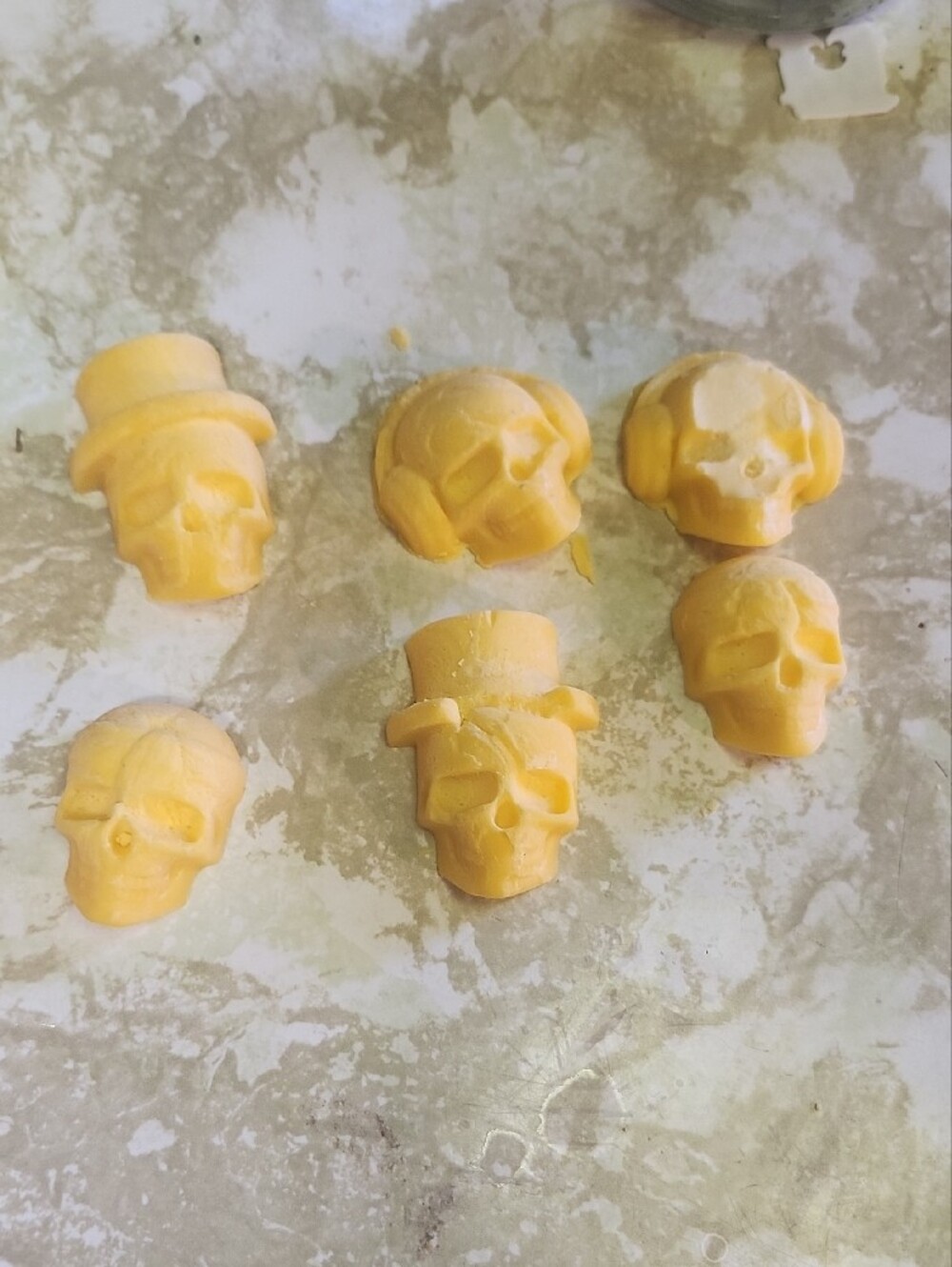 Handcrafted Yellow Skull Wax Melts - Set of 6 - Picture 4 of 4